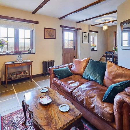 Charming Country Cottage With Oak Beams In Historic Setting, Brecon Beacons Retreat Llangadog ภายนอก รูปภาพ