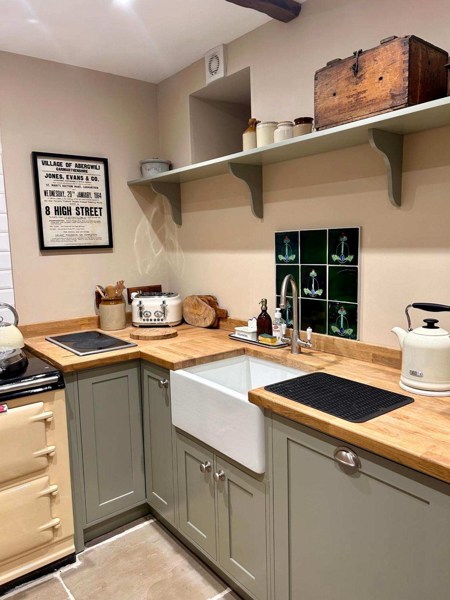 Charming Country Cottage With Oak Beams In Historic Setting, Brecon Beacons Retreat Llangadog ภายนอก รูปภาพ
