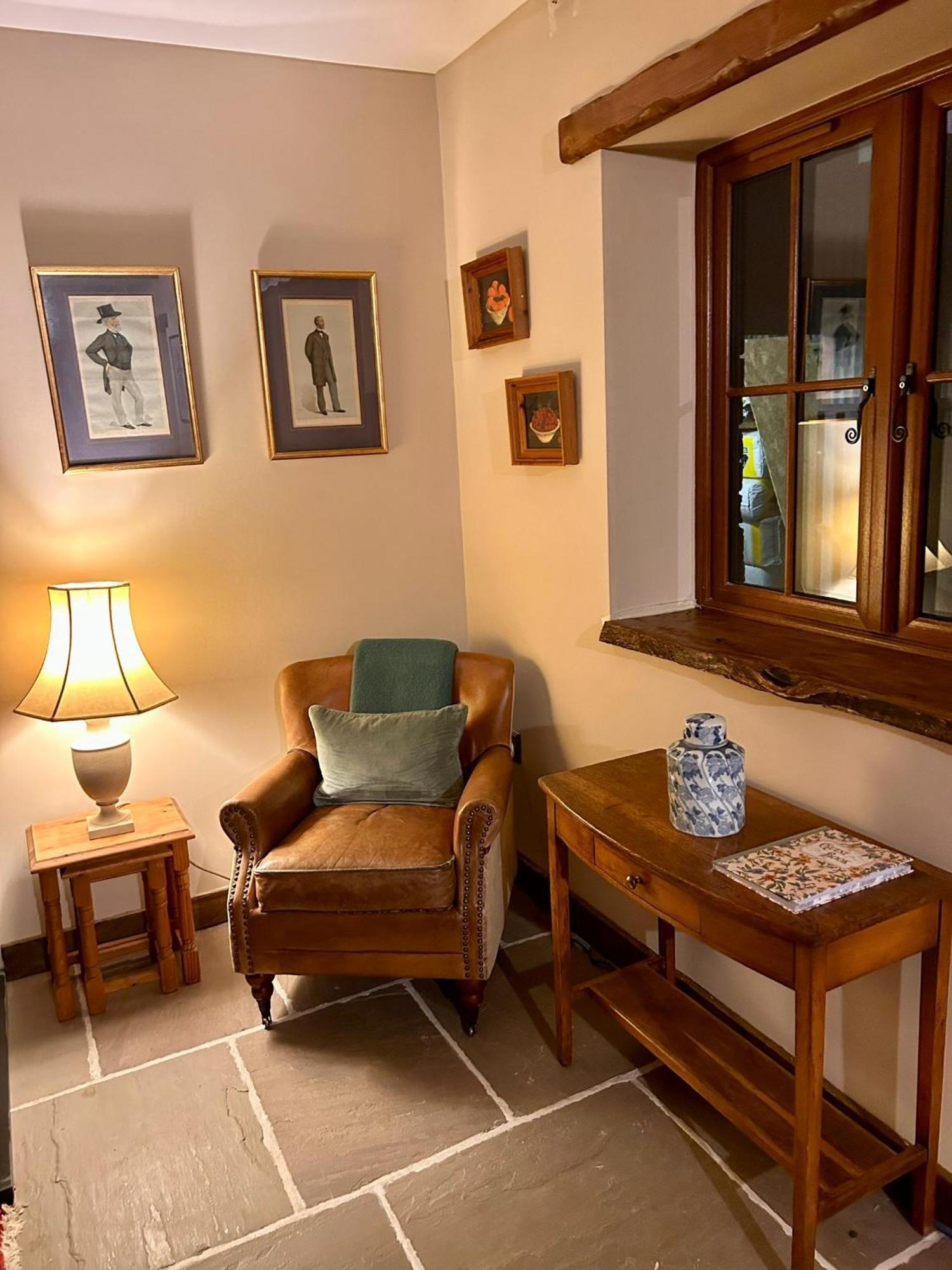Charming Country Cottage With Oak Beams In Historic Setting, Brecon Beacons Retreat Llangadog ภายนอก รูปภาพ